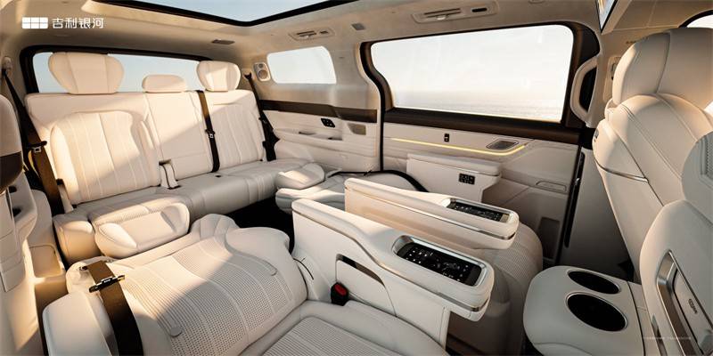 吉利銀河V900通過(guò)AI賦能重新定義為“先進(jìn)”體驗(yàn),并精準(zhǔn)嵌入一個(gè)高價(jià)值產(chǎn)品(旗艦MPV)中