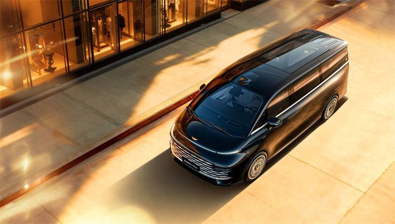 吉利銀河V900通過(guò)AI賦能重新定義為“先進(jìn)”體驗(yàn),并精準(zhǔn)嵌入一個(gè)高價(jià)值產(chǎn)品(旗艦MPV)中