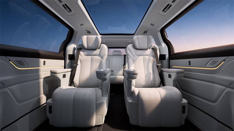 吉利銀河V900通過(guò)AI賦能重新定義為“先進(jìn)”體驗(yàn),并精準(zhǔn)嵌入一個(gè)高價(jià)值產(chǎn)品(旗艦MPV)中
