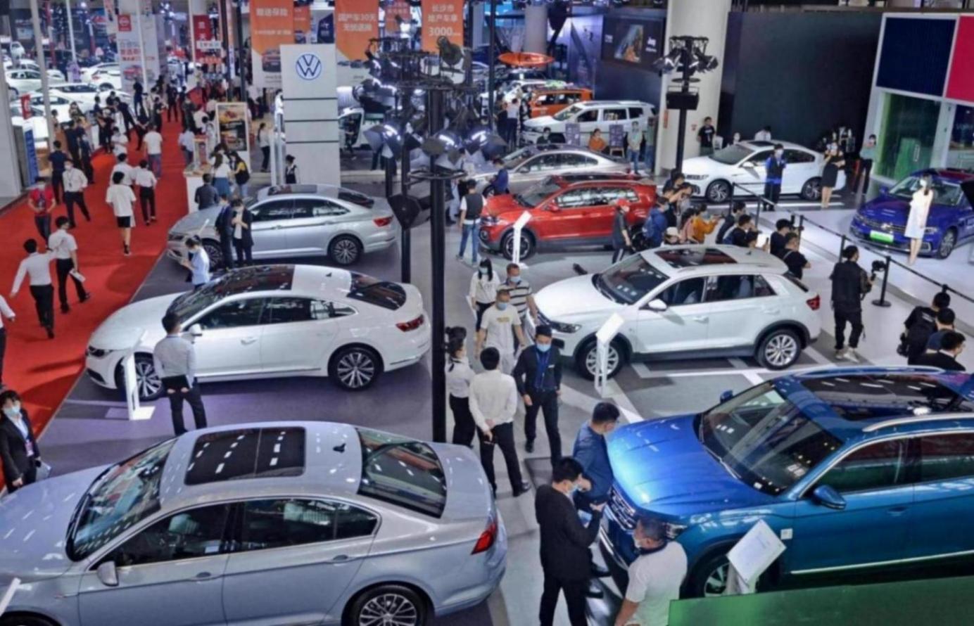 車企卷麻了,電池廠賺翻了,電池巨頭都漲薪了,比亞迪一點氣沒受