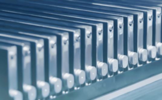 車企卷麻了,電池廠賺翻了,電池巨頭都漲薪了,比亞迪一點氣沒受